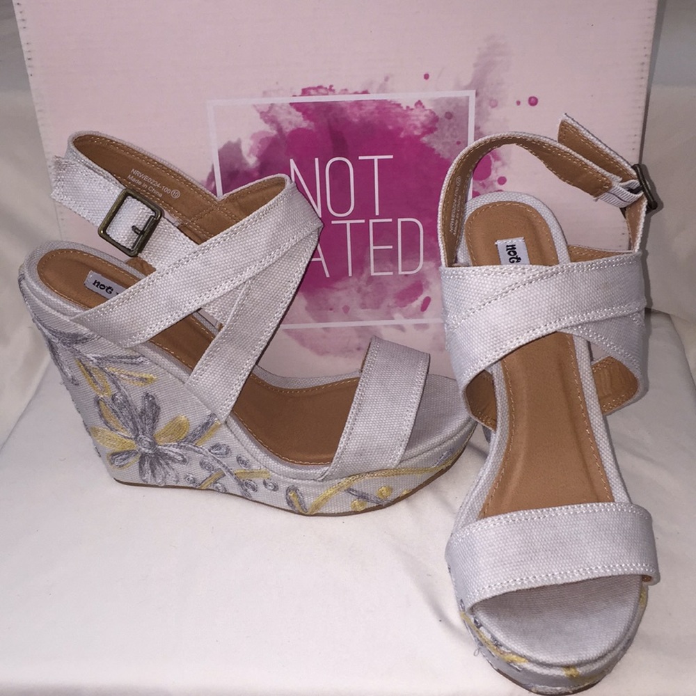 Not Rated Cassia wedges sz 10 NIB🏖